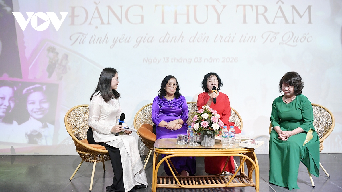 Gia đình liệt sĩ, bác sĩ Đặng Thùy Trâm trao tặng kỷ vật cho bảo tàng Hà Nội