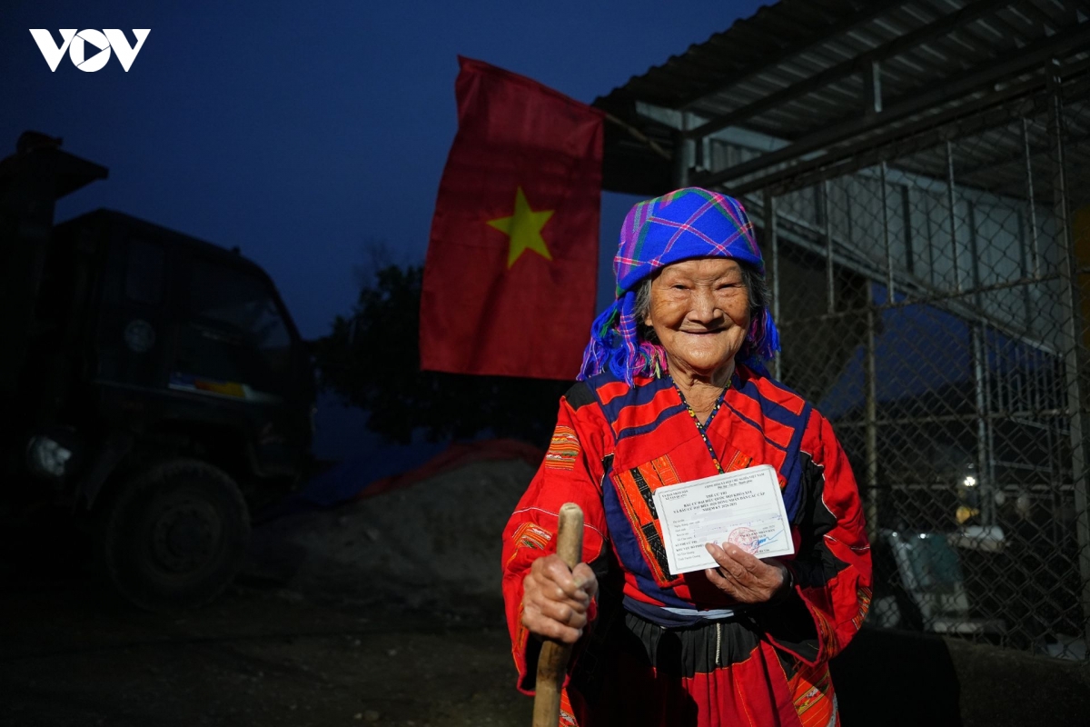 can bo xa vuot nui, go cua tung nha phat the cu tri toi nguoi dan hinh anh 7