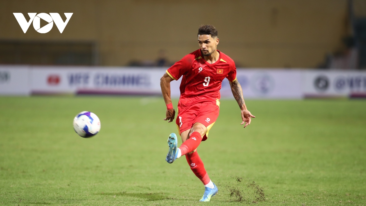 Doi hinh du kien Dt viet nam vs Dt malaysia bon cau thu goc nuoc ngoai da chinh hinh anh 1