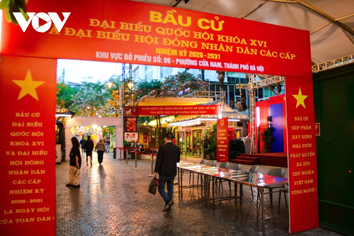 khong gian lich su ha noi ruc ro co hoa truoc ngay bau cu hinh anh 16