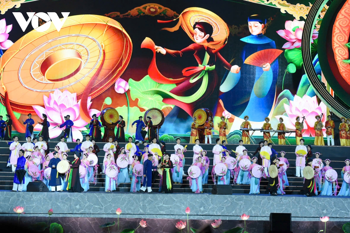 Biển người đổ về xem khai mạc Festival "Về miền di sản Bắc Ninh 2026"