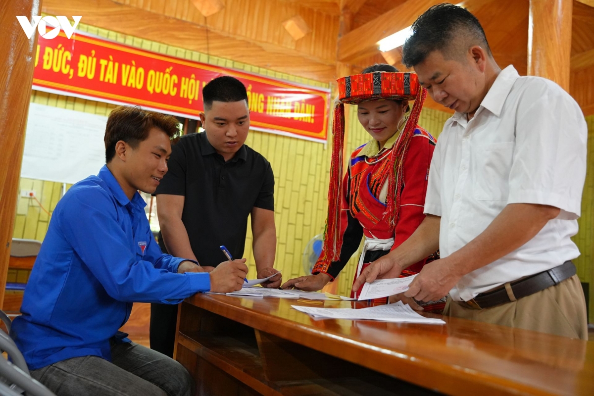 can bo xa vuot nui, go cua tung nha phat the cu tri toi nguoi dan hinh anh 2
