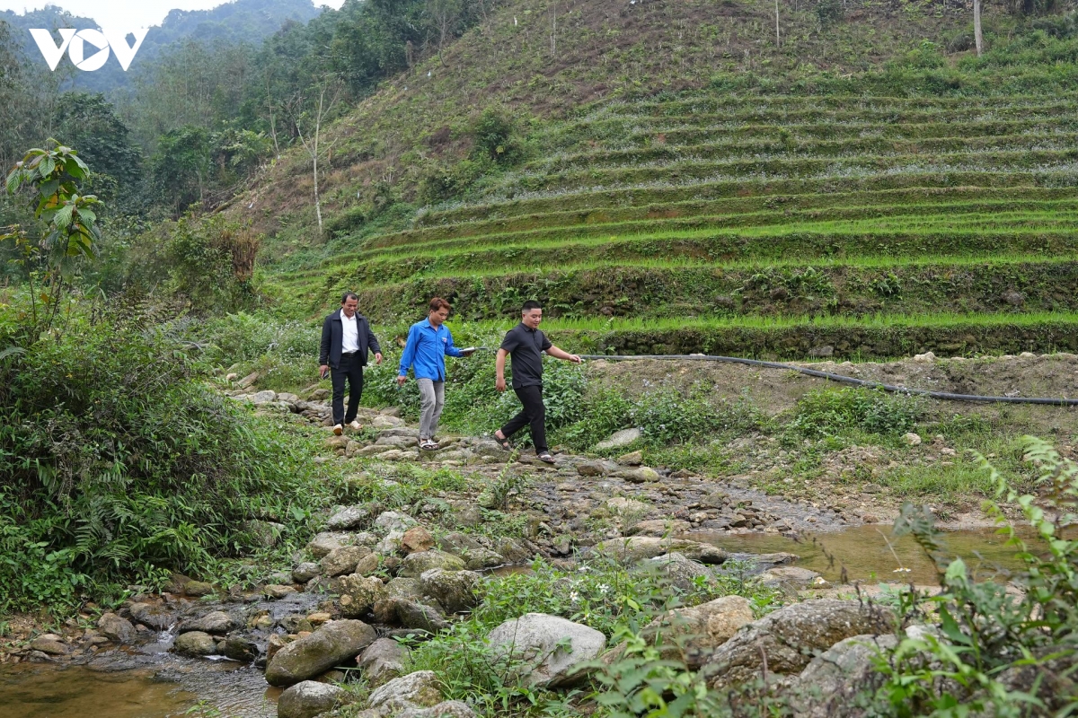 can bo xa vuot nui, go cua tung nha phat the cu tri toi nguoi dan hinh anh 3