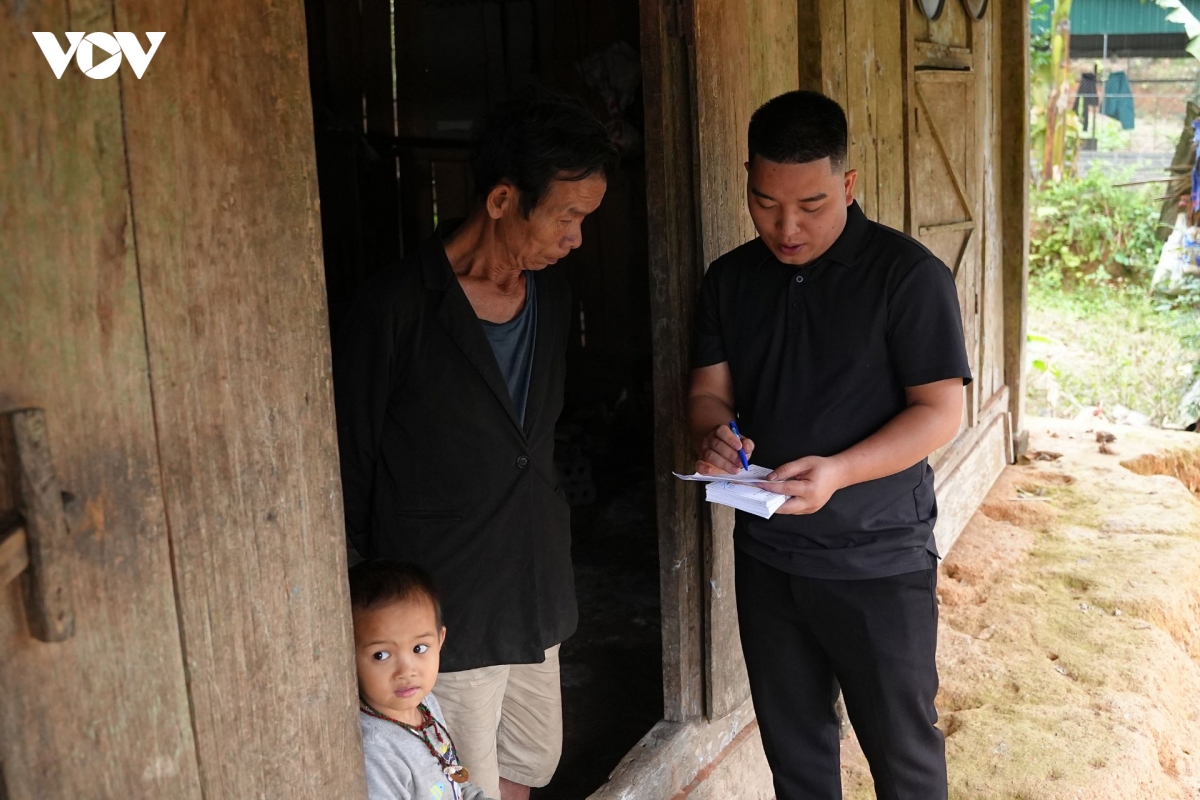 can bo xa vuot nui, go cua tung nha phat the cu tri toi nguoi dan hinh anh 4