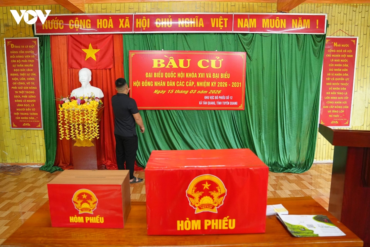 can bo xa vuot nui, go cua tung nha phat the cu tri toi nguoi dan hinh anh 8