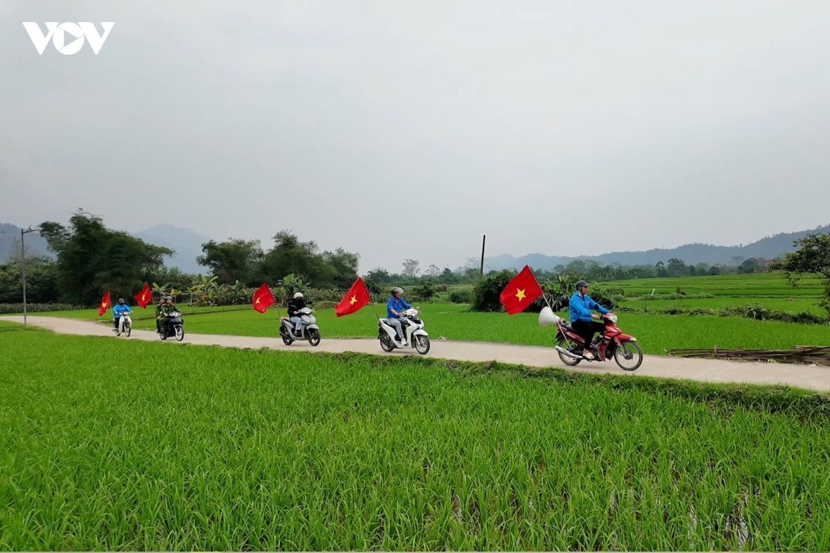 can bo xa vuot nui, go cua tung nha phat the cu tri toi nguoi dan hinh anh 11