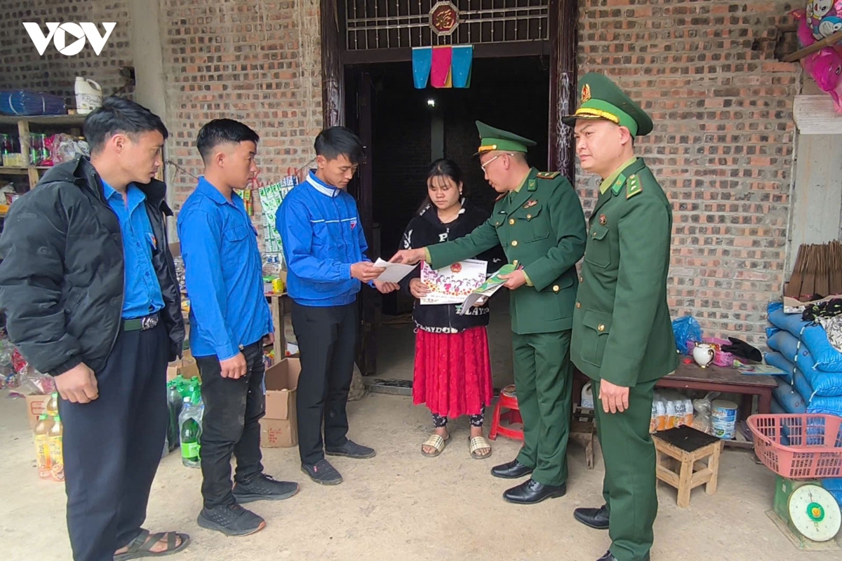 can bo xa vuot nui, go cua tung nha phat the cu tri toi nguoi dan hinh anh 10