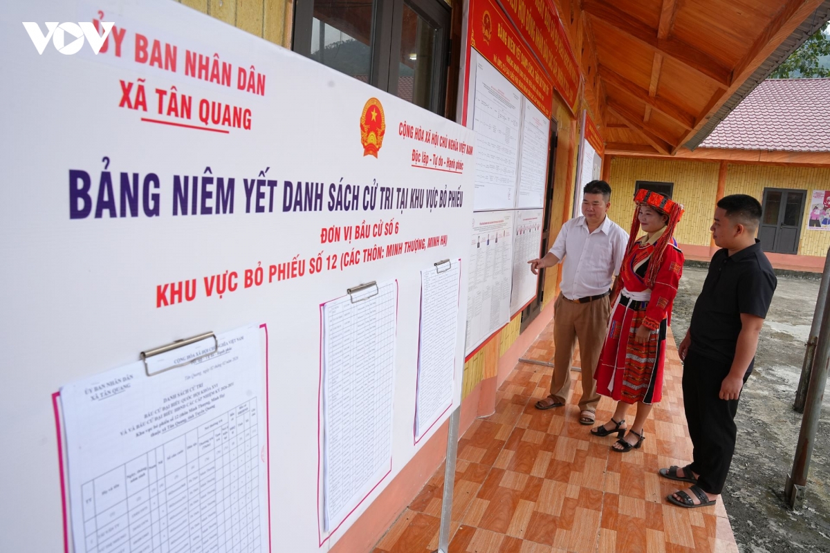 can bo xa vuot nui, go cua tung nha phat the cu tri toi nguoi dan hinh anh 1