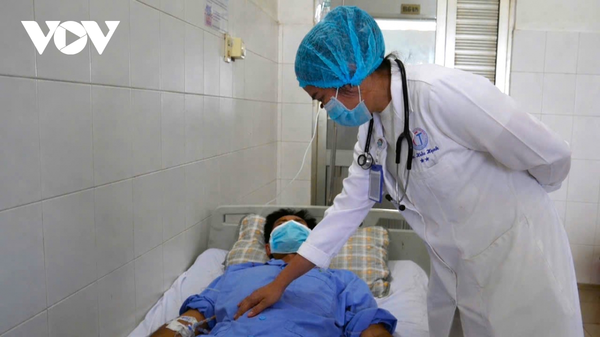 can tho hy huu xuong ca 3cm xuyen vao duong mat hinh anh 3