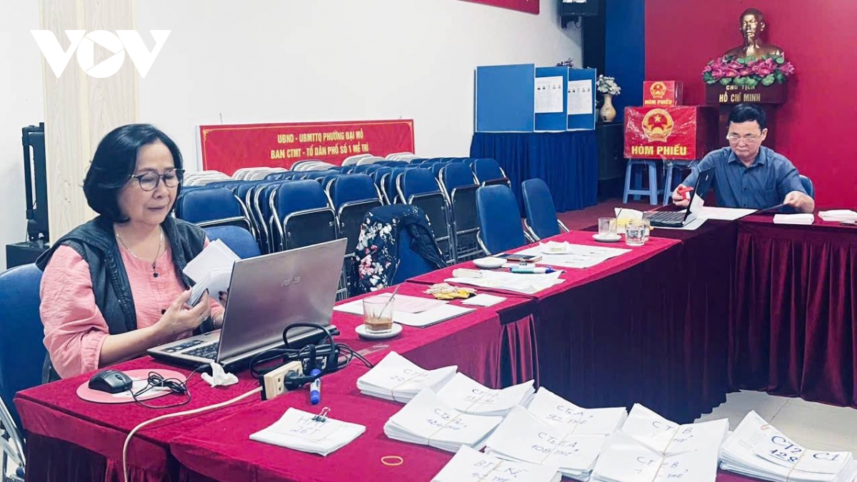 Bí thư chi bộ, trưởng thôn tất bật cho ngày bầu cử