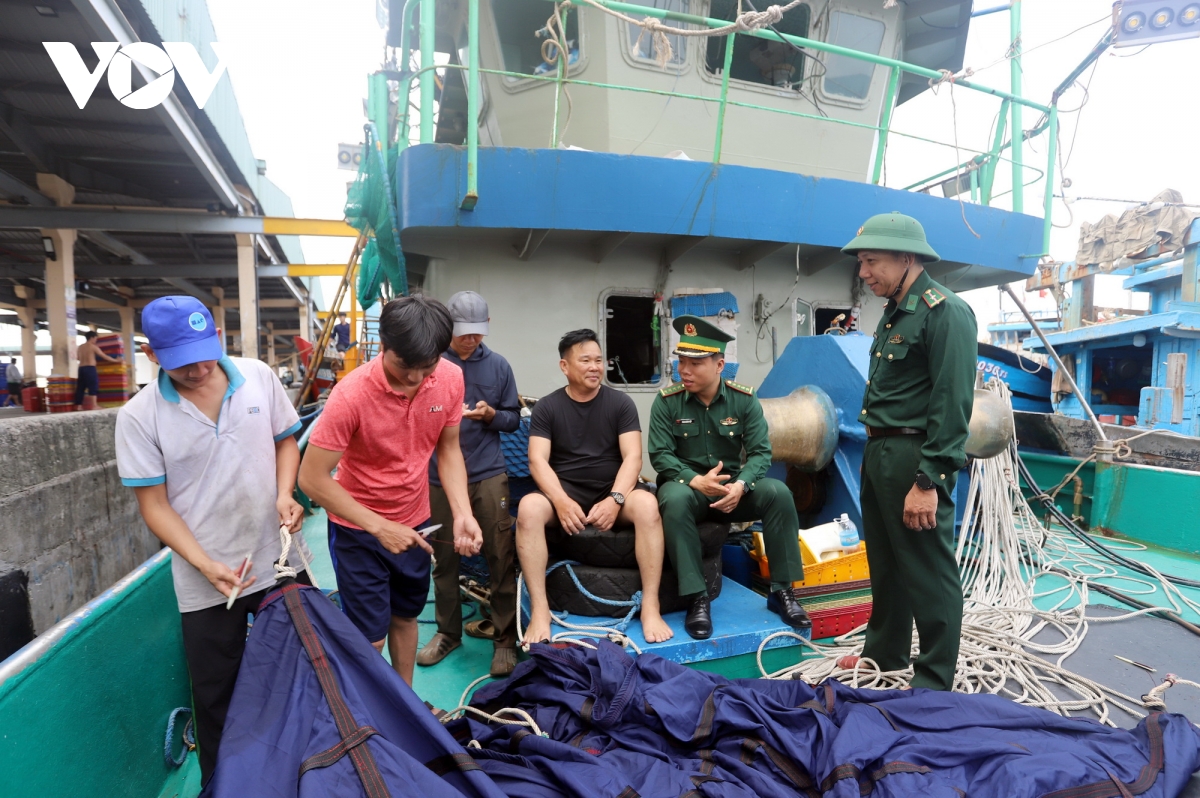 Tuyên truyền ngư dân tham gia ngày hội bầu cử