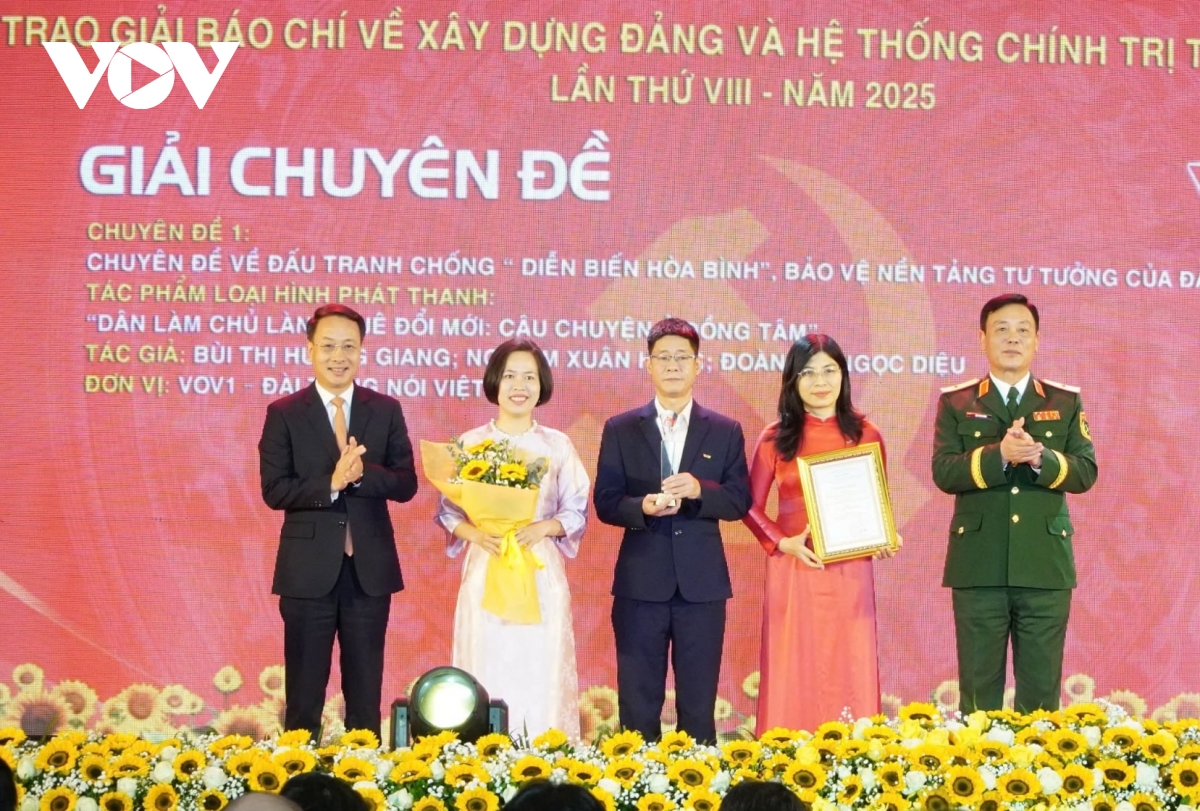 ha noi ton vinh 34 tac pham bao chi tieu bieu gop phan xay dung Dang bo thanh pho hinh anh 1