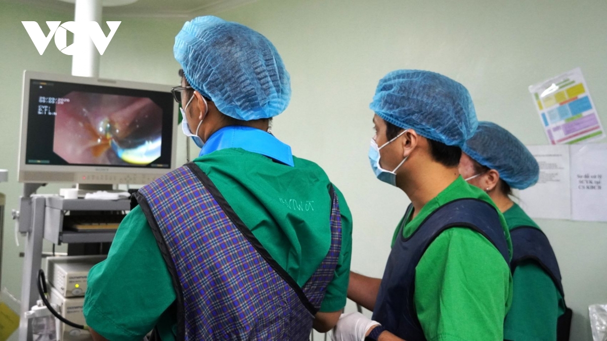 can tho hy huu xuong ca 3cm xuyen vao duong mat hinh anh 2