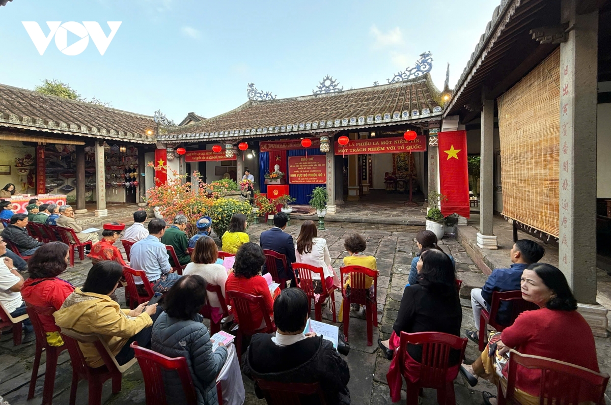 ba the he cung di bau cu giua long pho co hoi an hinh anh 1