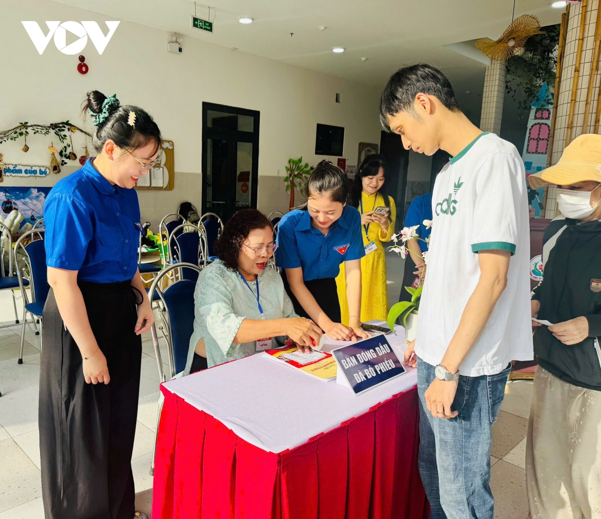 tinh nguyen vien gop phan lam nen thanh cong ngay bau cu hinh anh 1