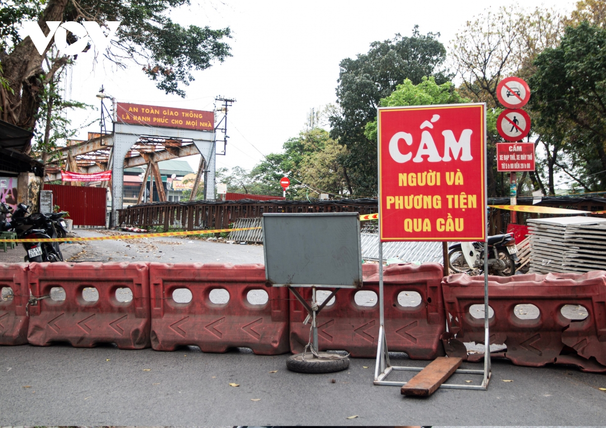 cau chuong duong ket cung sang dau tuan khi tam cam xe qua cau long bien hinh anh 1