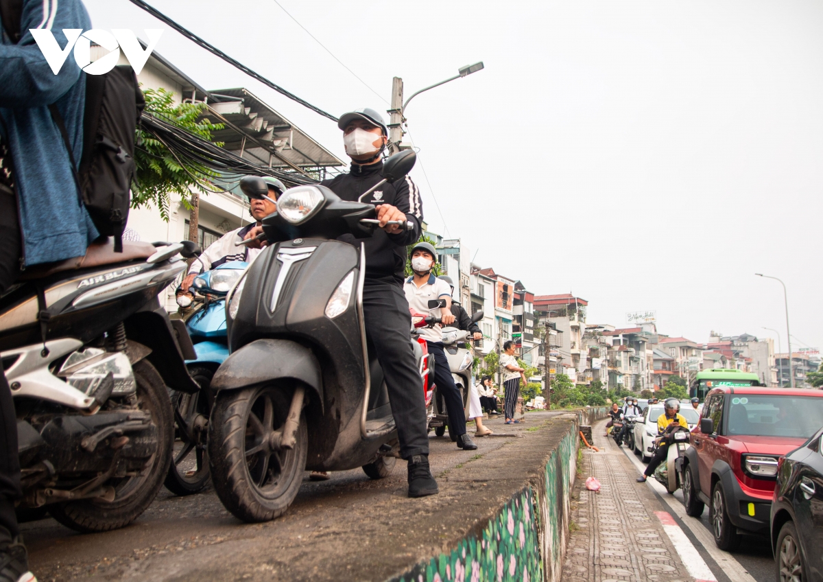 cau chuong duong ket cung sang dau tuan khi tam cam xe qua cau long bien hinh anh 5