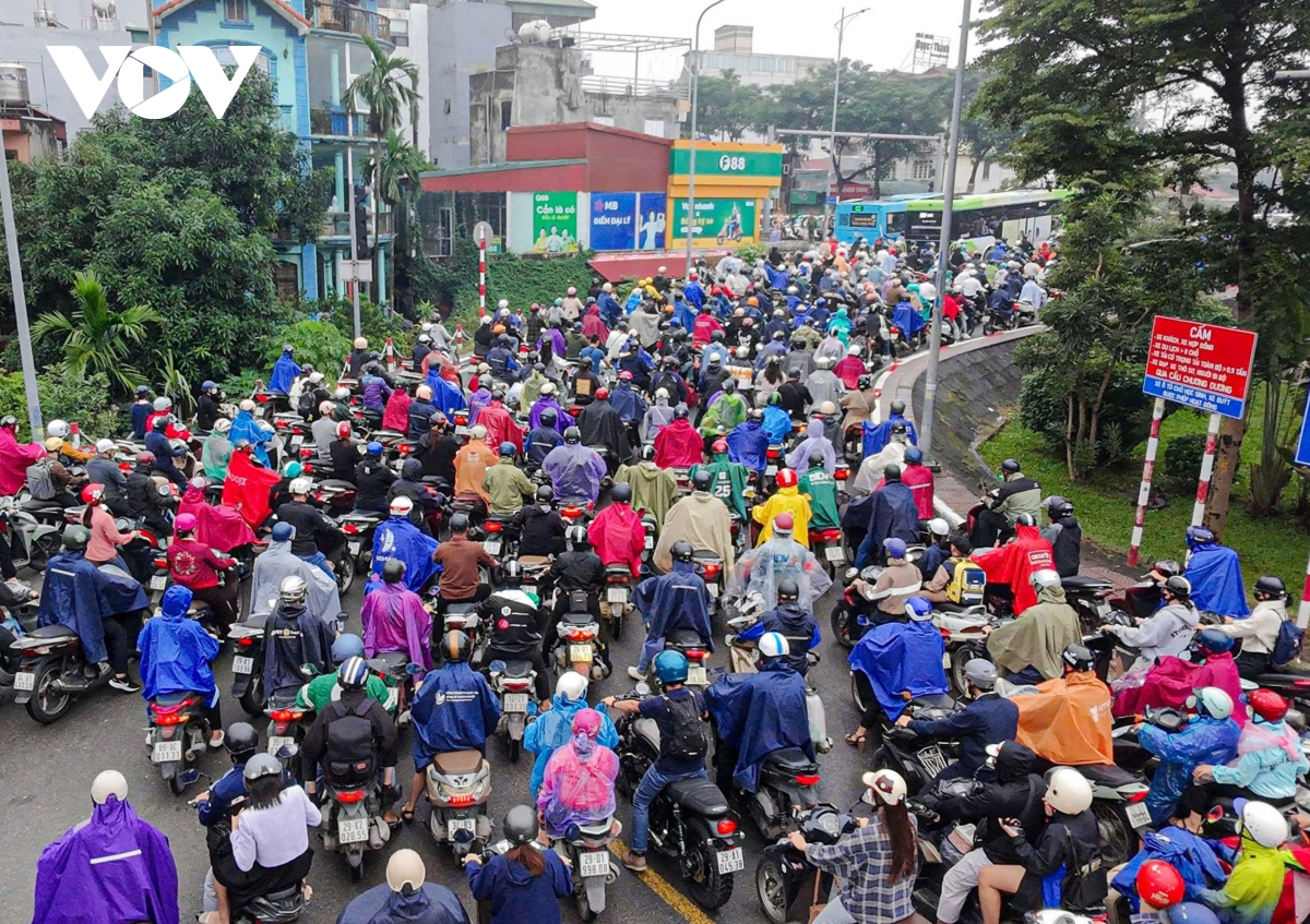 cau chuong duong ket cung sang dau tuan khi tam cam xe qua cau long bien hinh anh 2