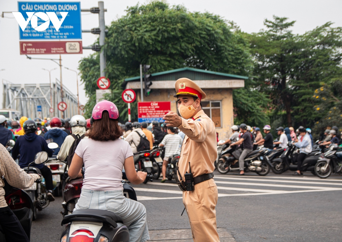 cau chuong duong ket cung sang dau tuan khi tam cam xe qua cau long bien hinh anh 8