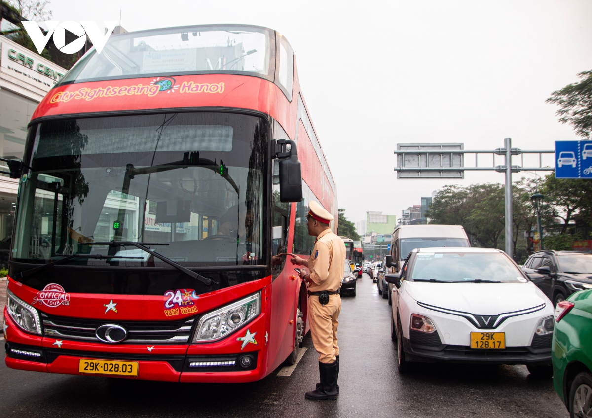 cau chuong duong ket cung sang dau tuan khi tam cam xe qua cau long bien hinh anh 12