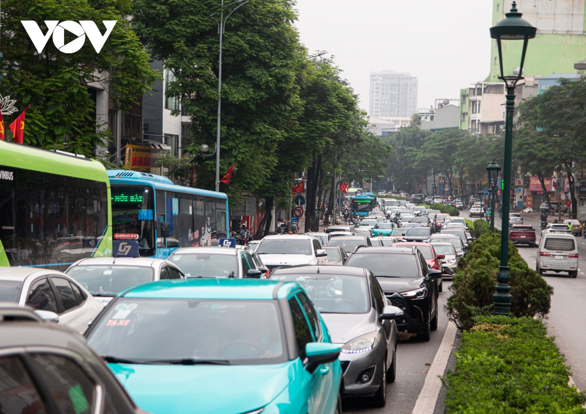 cau chuong duong ket cung sang dau tuan khi tam cam xe qua cau long bien hinh anh 10