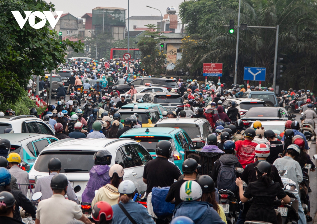 cau chuong duong ket cung sang dau tuan khi tam cam xe qua cau long bien hinh anh 13