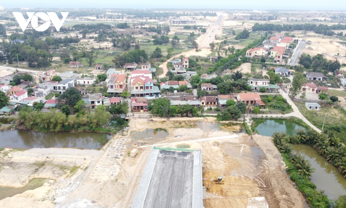 cay cau 1.300 ty o quang tri xay xong nhung duong len cau van nghen hinh anh 1