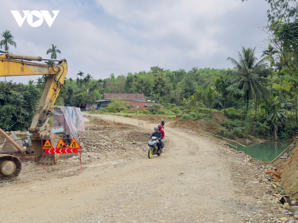 khac phuc cau tam bi lu cuon, cu tri mien nui tra lien, tp Da nang di bau cu hinh anh 1