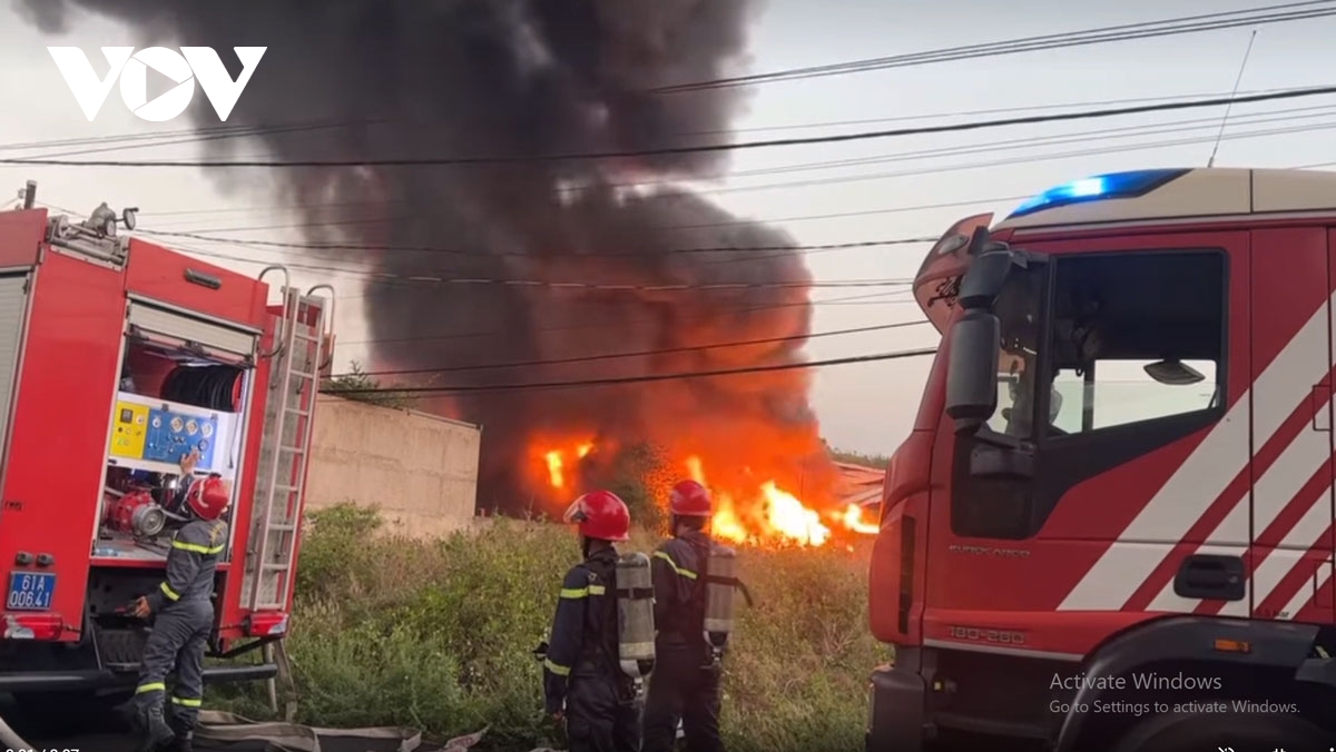 chay lon kem tieng no tai nha xuong cong ty o tp.hcm hinh anh 2