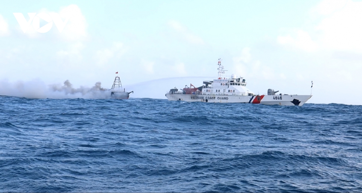 Vùng Cảnh sát biển 4 kịp thời cứu nạn ngư dân trên tàu cá bị cháy