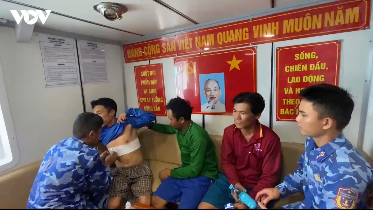 vung canh sat bien 4 kip thoi cuu nan ngu dan tren tau ca bi chay hinh anh 2