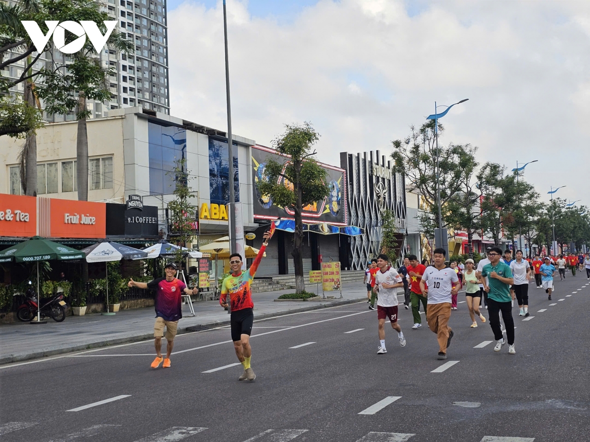 gan 3.000 nguoi tham gia ngay chay olympic vi suc khoe toan dan o gia lai hinh anh 1