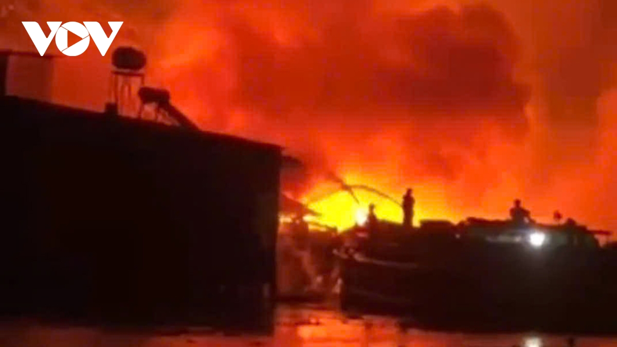 chay kho giay trong dem o Dong thap - van dang dieu tra nguyen nhan hinh anh 1