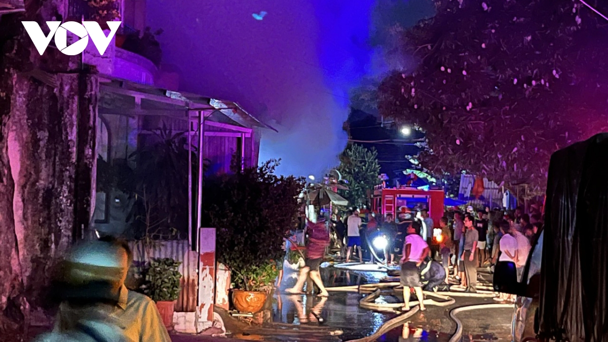 chay kho giay trong dem o Dong thap - van dang dieu tra nguyen nhan hinh anh 3