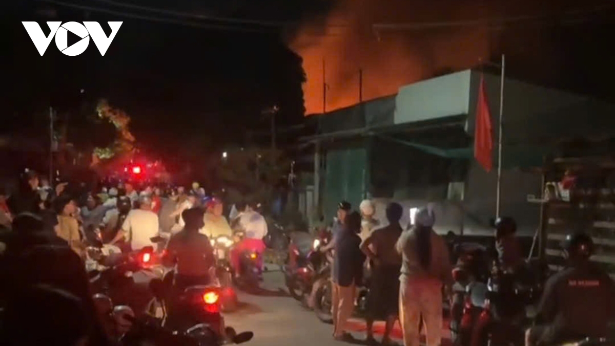 chay kho giay trong dem o Dong thap - van dang dieu tra nguyen nhan hinh anh 2