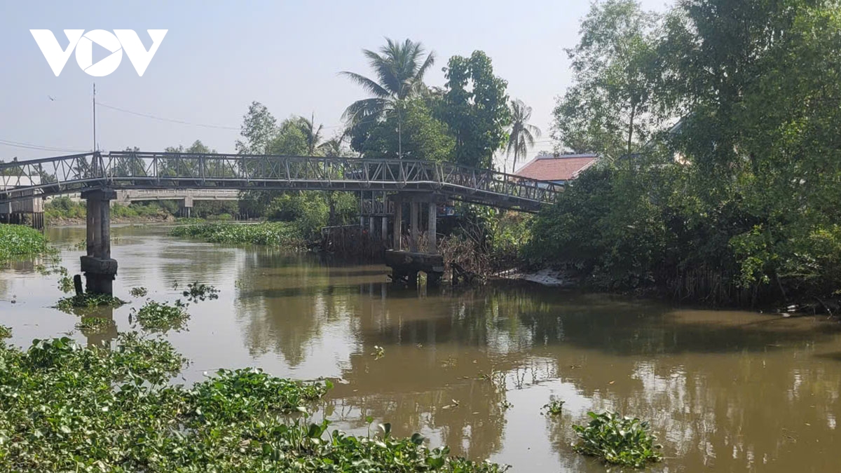 khan truong lam ro mot nguoi chet troi noi duoi kenh o Dong thap hinh anh 1