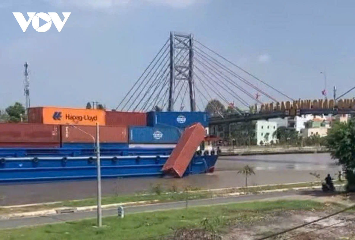 Xử lý “tàu khủng” vướng đứt dây điện, rơi container xuống dòng kênh Chợ Gạo