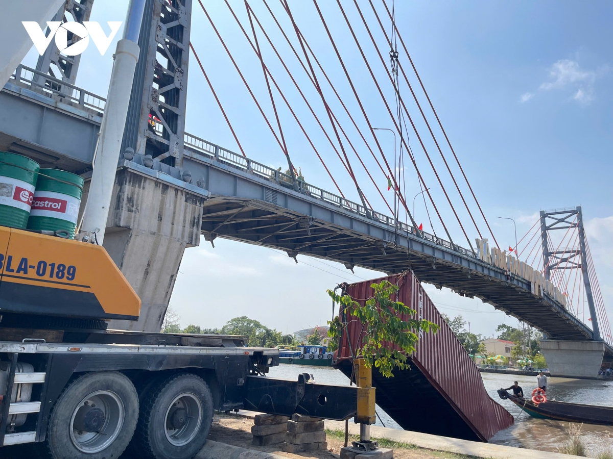 xu ly tau khung vuong dut day dien, roi container xuong dong kenh cho gao hinh anh 2