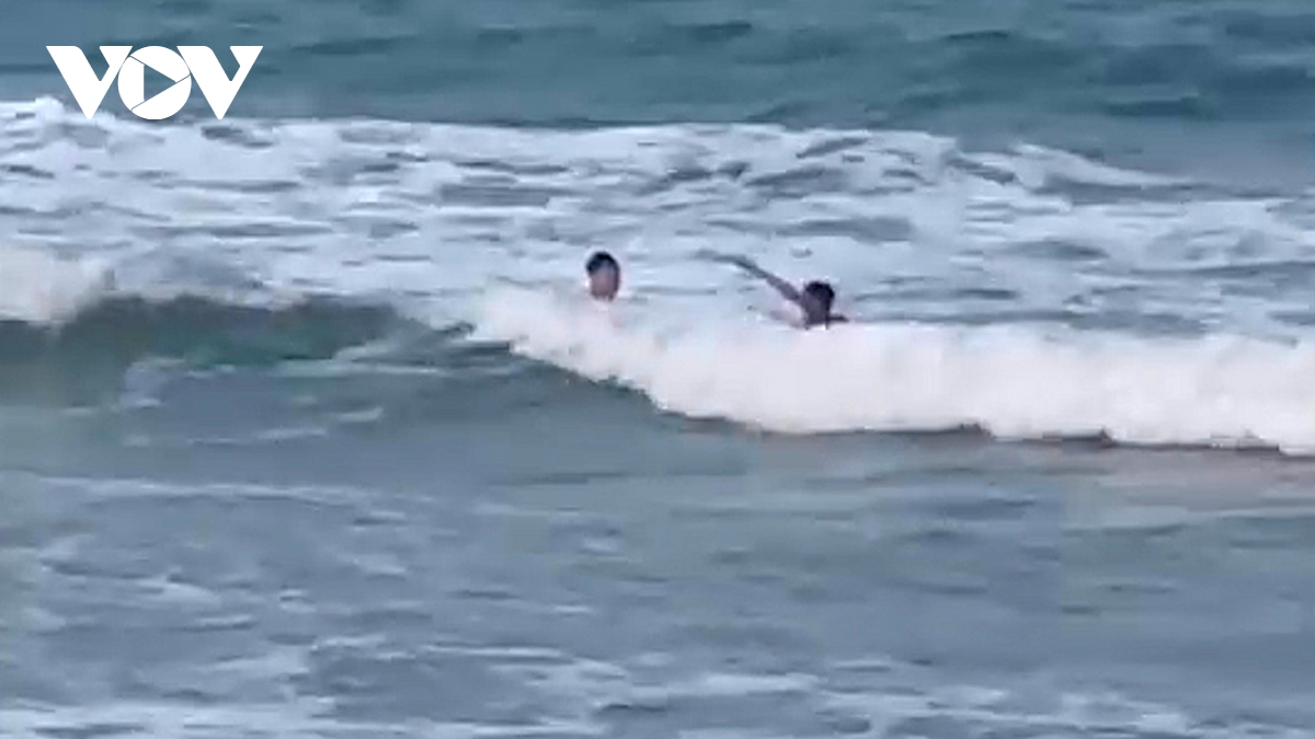 kịp thời cứu du khách bị chuột rút khi tắm biển ở nghệ an hình ảnh 1 kip thoi cuu du khach bi chuot rut khi tam bien o nghe an hinh anh 1