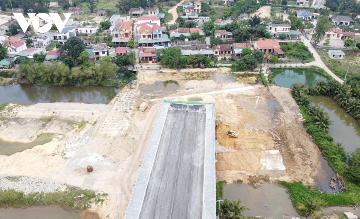 cay cau 1.300 ty o quang tri xay xong nhung duong len cau van nghen hinh anh 4