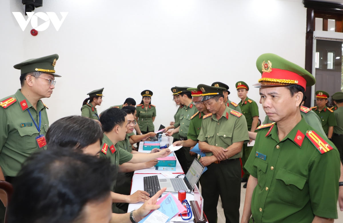 can bo chien si, cu tri nhieu dia phuong no nuc di bau cu som hinh anh 1