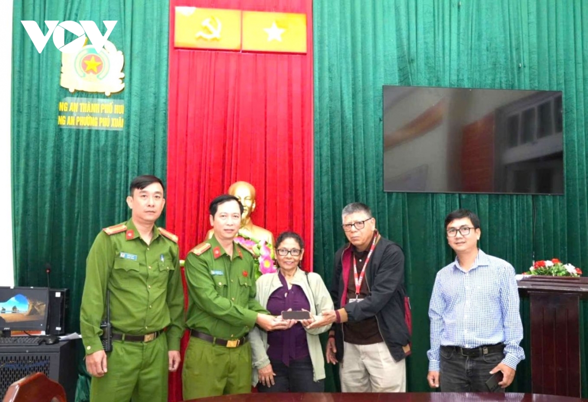 Bắt giữ đối tượng cướp giật, trả lại tài sản cho du khách Mỹ ở Huế