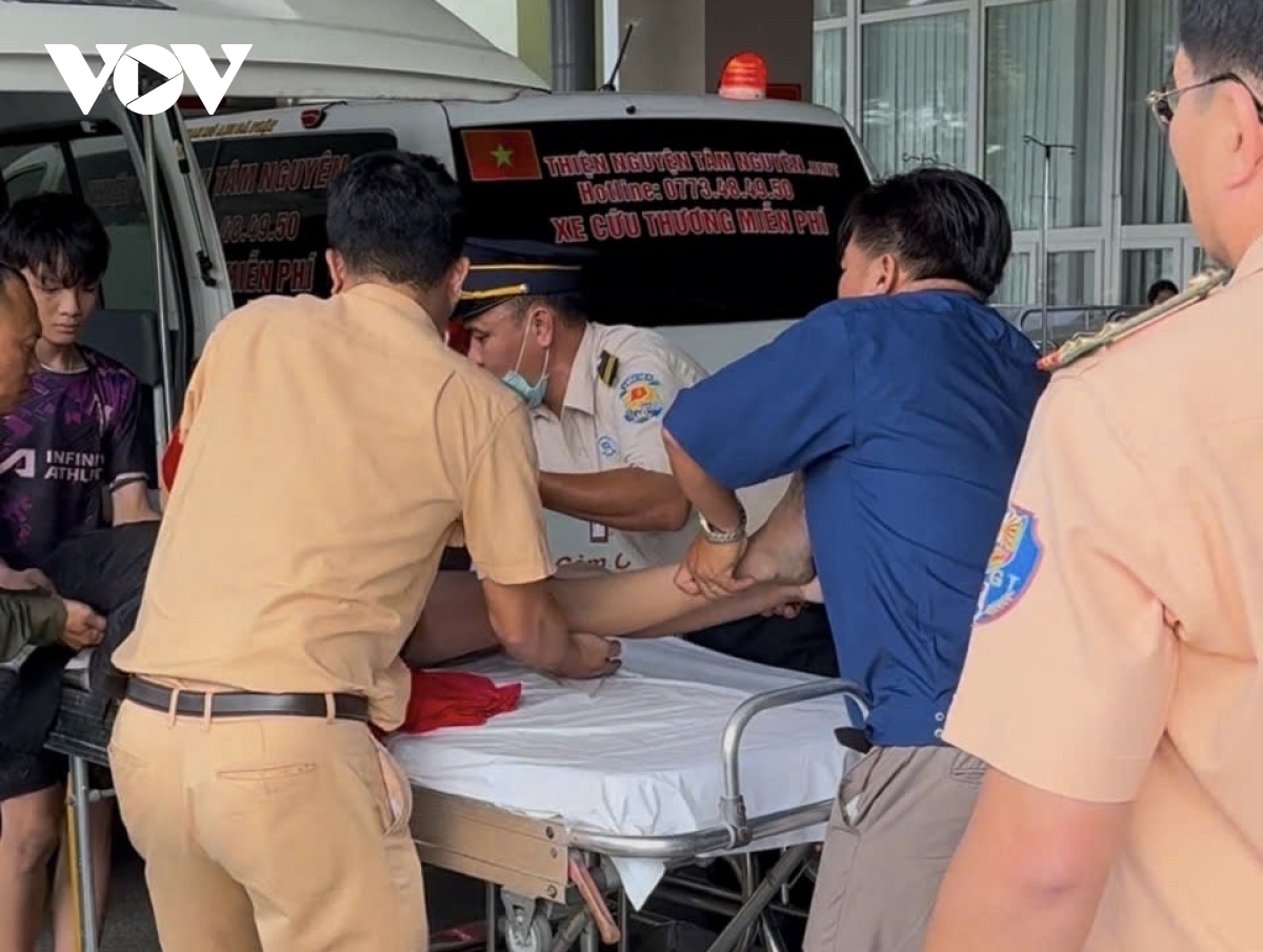 Xe cảnh sát giao thông mở đường cứu kịp thời nạn nhân bị đuối nước ở TP.HCM