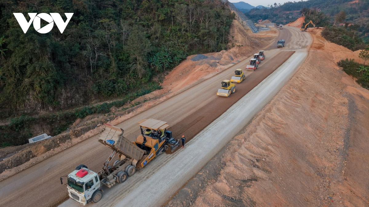 cong truong thi cong cao toc xoay xo giua con sot khan hiem nhien lieu hinh anh 1