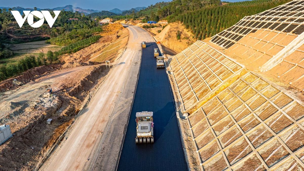 cong truong thi cong cao toc xoay xo giua con sot khan hiem nhien lieu hinh anh 2