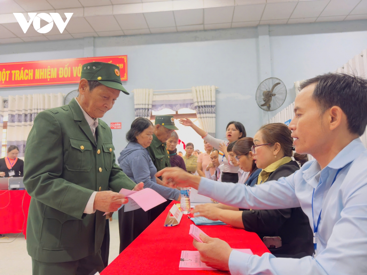 khac phuc cau tam bi lu cuon, cu tri mien nui tra lien, tp Da nang di bau cu hinh anh 2