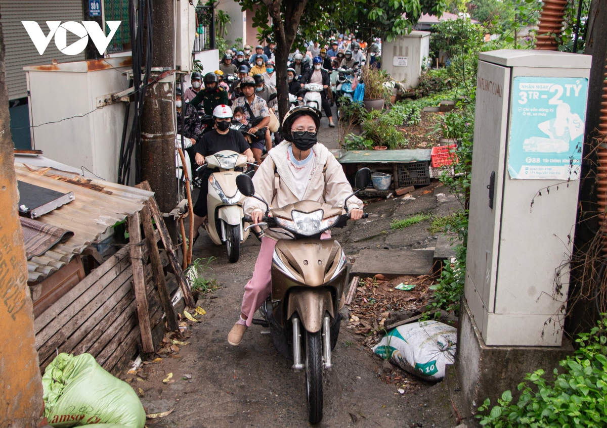 cau chuong duong ket cung sang dau tuan khi tam cam xe qua cau long bien hinh anh 7