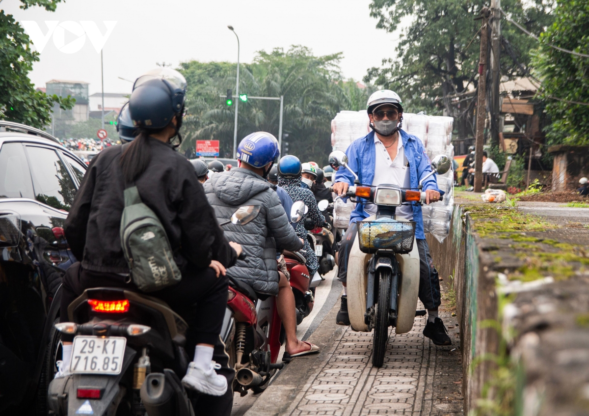 cau chuong duong ket cung sang dau tuan khi tam cam xe qua cau long bien hinh anh 6