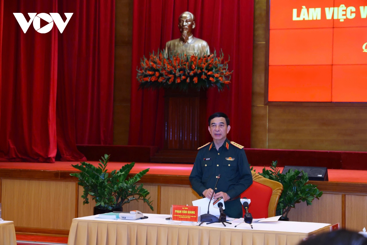 Dai tuong phan van giang lam viec voi ban thuong vu tinh uy quang ninh hinh anh 2