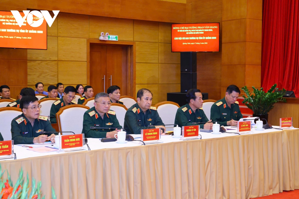 Dai tuong phan van giang lam viec voi ban thuong vu tinh uy quang ninh hinh anh 4